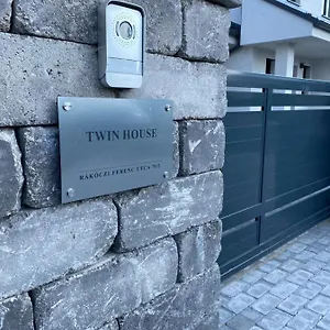 Twin House Апартаменты Gyal